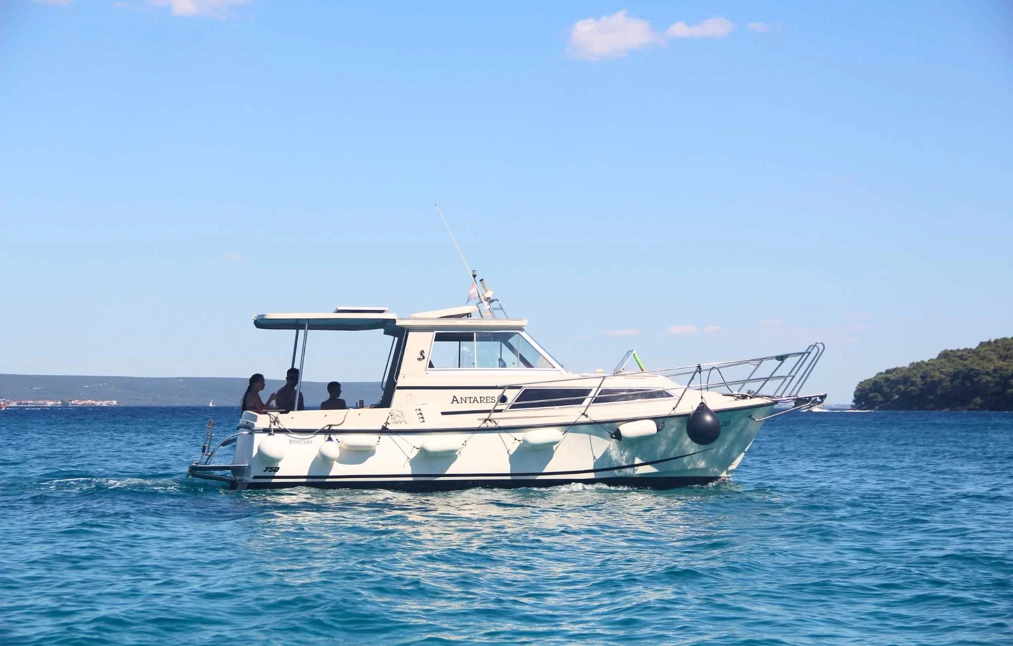 PRYWATNY REJS MOTORÓWKĄ (MAX 6 OSÓB) – BEZRTROSKI BŁĘKIT I PROMIENIE SŁOŃCA - calm day at sea